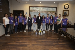 MBB ROBOTICS Takımı Ödüllerini Başkan Seçer'e Takdim Etti 