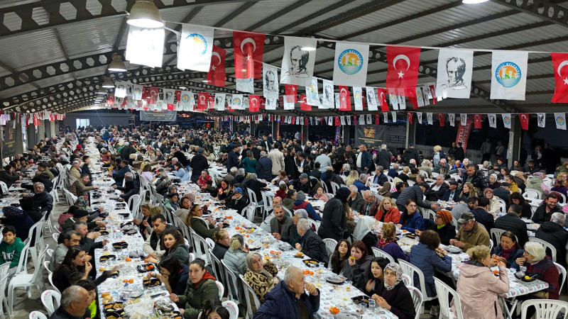 Mezitli Belediyesi'nin Bereket Çadırında Yüzlerce Kişi İftar Açtı