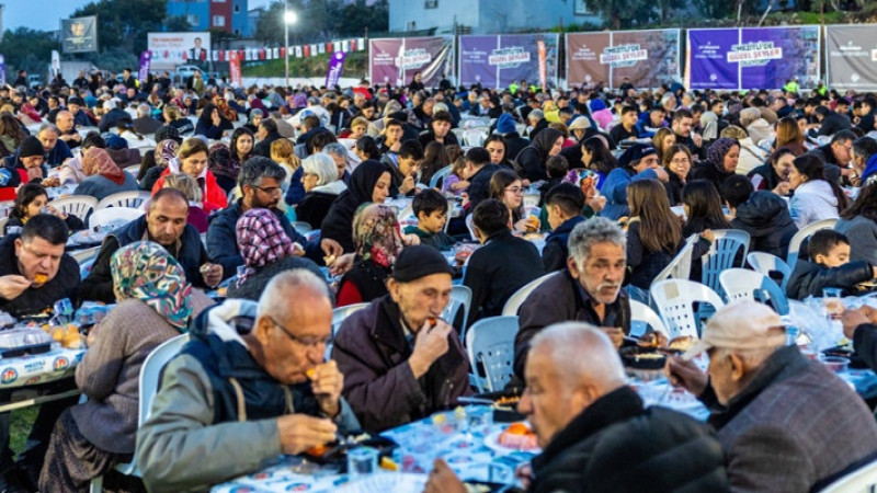 Mezitli Belediyesi'nin İftar Yemeğine Yoğun Katılım