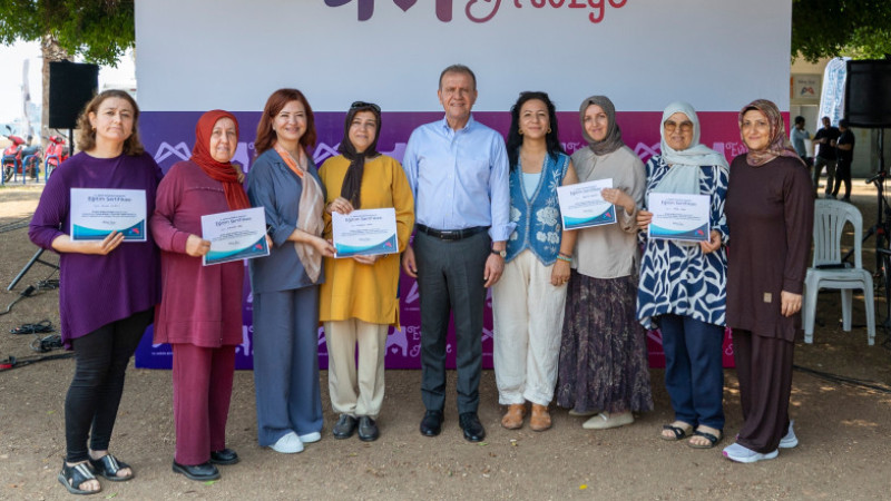  BAŞKAN SEÇER İLE MERAL SEÇER, EVİMİZ ATÖLYE PROJESİNİN ÜRETEN KADINLARIYLA BULUŞTU