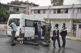 Tarsus’ta Sosyal Yardımlaşma Vakfı önüne bırakılan çanta korku yarattı