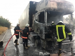 Tarsus Damlama'da Cam Yüklü Tır Alev Alev Yandı
