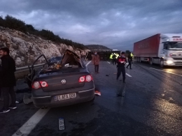 Tarsus Ankara yolunda kamyon otomobille çarpıştı: 5 ölü, 1 yaralı