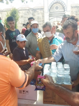 Büyükşehir'den Namaz Çıkışı Vatandaşlara Su ve Gülsuyu