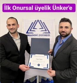 Başkan Onur Özbozkurt’tan Ümit Ünker’e Onursal Üyelik Takdimi