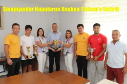 Şampiyonlarb Kupalarını Başkan Tarhan'a Götürdü