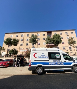 Toroslar Belediyuesi'nin Ambulansı ve Sağlık Ekibi Depremzedelerin Hizmetinde