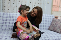 Milletvekili Adayı Söylemez, Minik Hazal'la Tarsus'ta Buluştu