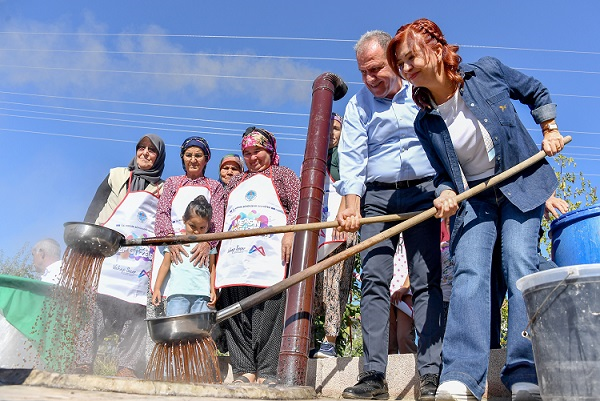 Meral&Vahap Seçer, Uzuncaburç'ta Bağbozumu Şenliğinde