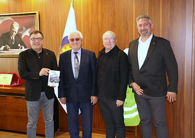 Hüseyin Şendağ Giritlice Kitabını Koçak’a hediye etti