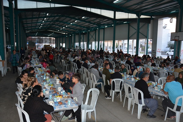 Mersin Büyükşehir Belediyesi'nden Tarsus'ta İftar Yemeği
