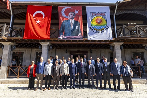 Başkan Seçer, Tarsus Belediyesi'nde Bandoyla Karşılandı
