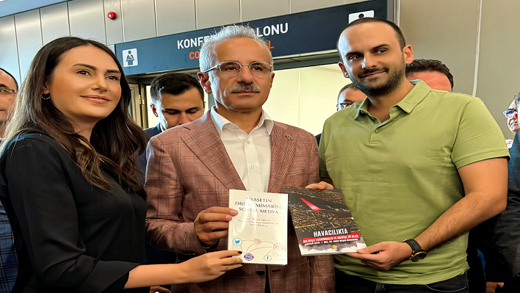 Doç. Dr. Özbozkurt ve Dr. Yeşilkuş’tan Ulaştırma Bakanı  Uraloğlu’na Kitap Takdimi