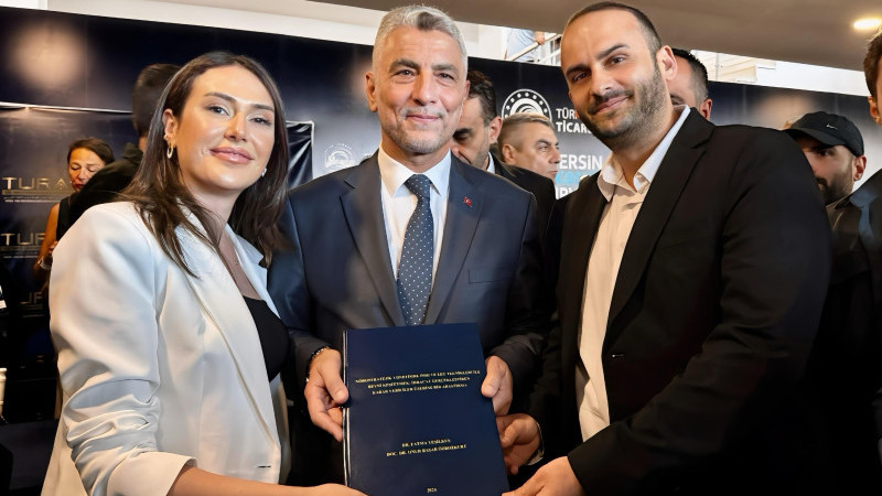 Doç. Dr. Özbozkurt ile Dr. Yeşilkuş, Nörostratejik Yönetim Projesini Ticaret Bakanı Bolat'a Sundu