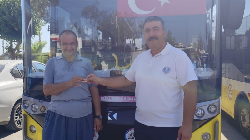 Tarsus'ta Büyükşehir Belediye otobüsünde düşürülen Cumhuriyet altını sahibine teslim edildi