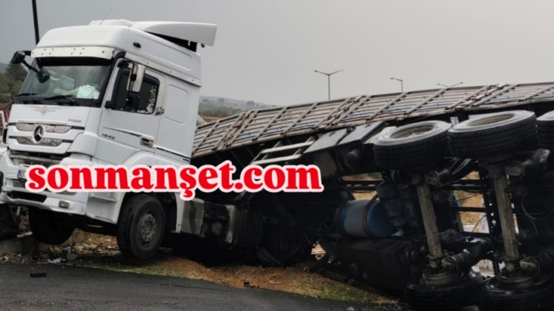 Tarsus'ta Direksiyon hakimiyetini kaybeden Tır Mantar Fabrikasına Çarptı 