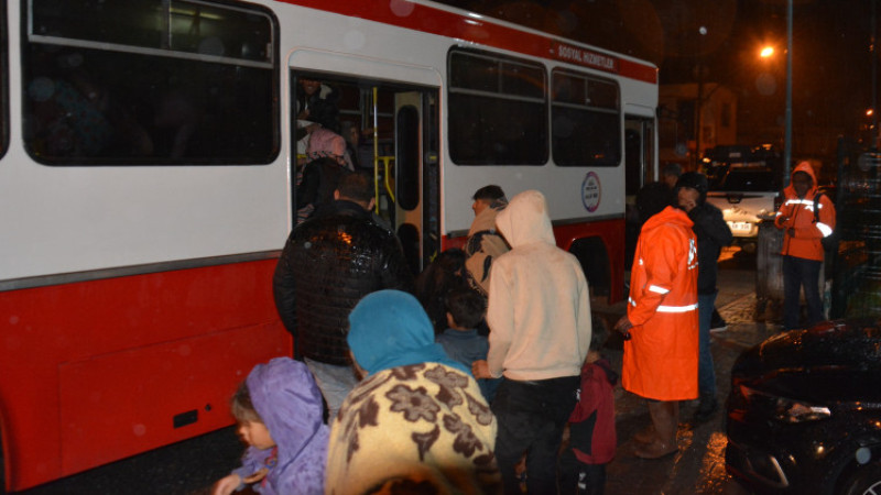 Tarsus'ta çadırlarını su basan tarım işçileri tahliye edildi 