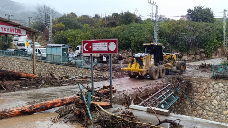 Büyükşehir Şiddetli Yağışların Enkazını Temizliyor