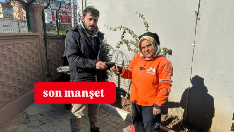 Büyükşehir Personeli Temizlik yaparken bulduğu Cüzdanı sahibine ulaştırdı