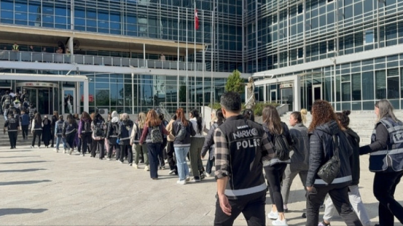 Tarsus'ta Uyuşturucu Operasyonunda Gözaltına Alınan 55 Kişi Adliyeye Sevkedildi