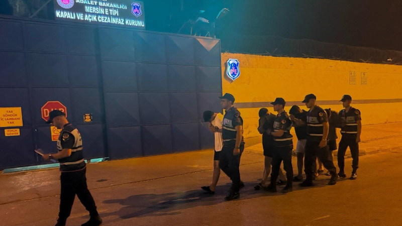 Polise Mukavemet Edip, Kamu Malına Zarar Veren 4 Kişi Tutuklandı 